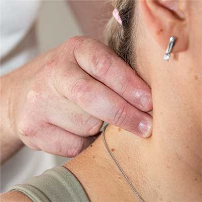 Schmerzbehandlung von Bob Olinger am Hals